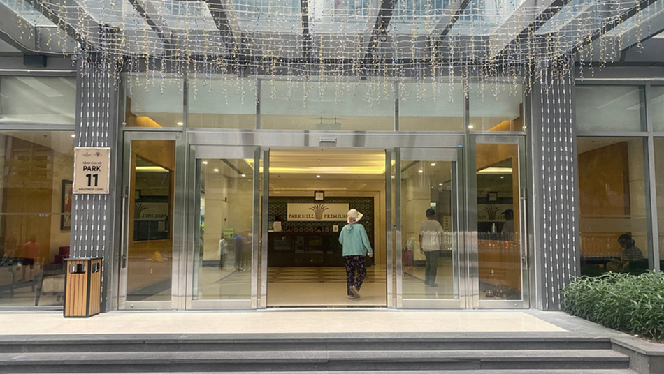 PARK HILL 11 – TIMES CITY Pioneers the Replacement of Manual Doors with Automatic Sliding Doors with Emergency Breakout Function (NABCO GT1175)